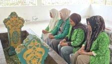 Pembacaan Surat Yasin dan lantunan doa oleh pengurus PW Fatayat NU Maluku Utara di makam mendiang H. Mudaffar Sjah, Sultan ke-48. || Foto : Kasedata.id