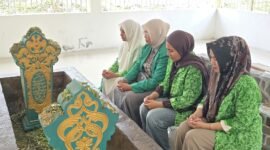 Pembacaan Surat Yasin dan lantunan doa oleh pengurus PW Fatayat NU Maluku Utara di makam mendiang H. Mudaffar Sjah, Sultan ke-48. || Foto : Kasedata.id