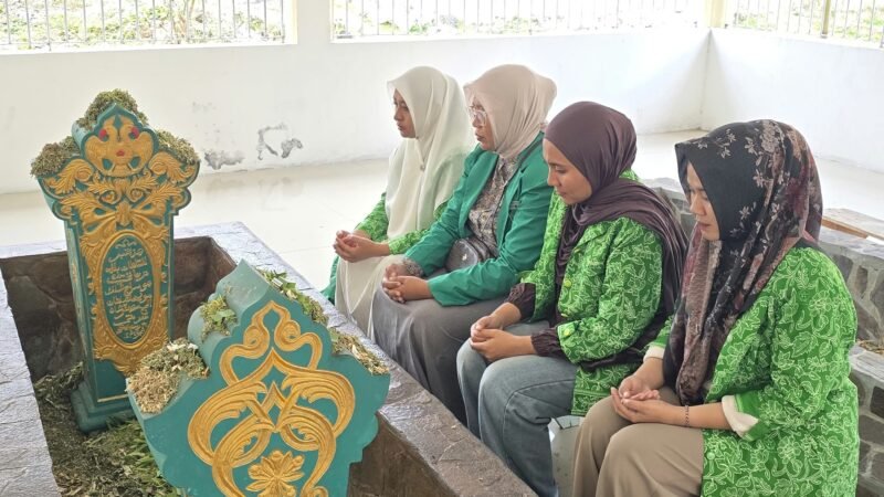Pembacaan Surat Yasin dan lantunan doa oleh pengurus PW Fatayat NU Maluku Utara di makam mendiang H. Mudaffar Sjah, Sultan ke-48. || Foto : Kasedata.id