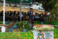 Wakil Gubernur Maluku Utara, H. Sarbin Sehe, memimpin langsung upacara peringatan Hari Santri Nasional di halaman MTs Negeri Bobaneigo. || Foto : Kasedata.id