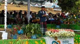 Wakil Gubernur Maluku Utara, H. Sarbin Sehe, memimpin langsung upacara peringatan Hari Santri Nasional di halaman MTs Negeri Bobaneigo. || Foto : Kasedata.id
