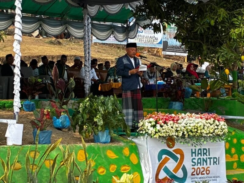 Wakil Gubernur Maluku Utara, H. Sarbin Sehe, memimpin langsung upacara peringatan Hari Santri Nasional di halaman MTs Negeri Bobaneigo. || Foto : Kasedata.id