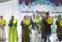 Pemukulan rebana bersama oleh Gubernur Sherly, Ketua PW Muslimat NU Maluku Utara, dewan juri sebagai tanda berakhirnya Festival Rebana Qasidah IV tahun 2026. || Foto : Kasedata.id