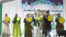 Pemukulan rebana bersama oleh Gubernur Sherly, Ketua PW Muslimat NU Maluku Utara, dewan juri sebagai tanda berakhirnya Festival Rebana Qasidah IV tahun 2026. || Foto : Kasedata.id