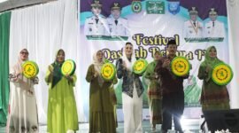 Pemukulan rebana bersama oleh Gubernur Sherly, Ketua PW Muslimat NU Maluku Utara, dewan juri sebagai tanda berakhirnya Festival Rebana Qasidah IV tahun 2026. || Foto : Kasedata.id
