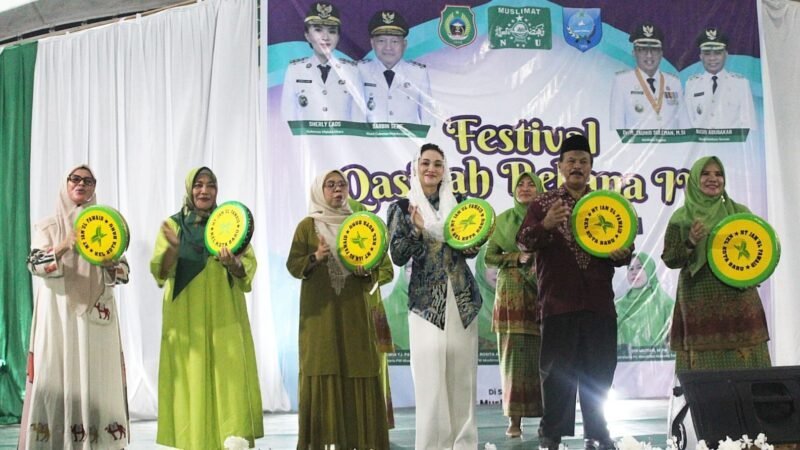 Pemukulan rebana bersama oleh Gubernur Sherly, Ketua PW Muslimat NU Maluku Utara, dewan juri sebagai tanda berakhirnya Festival Rebana Qasidah IV tahun 2026. || Foto : Kasedata.id