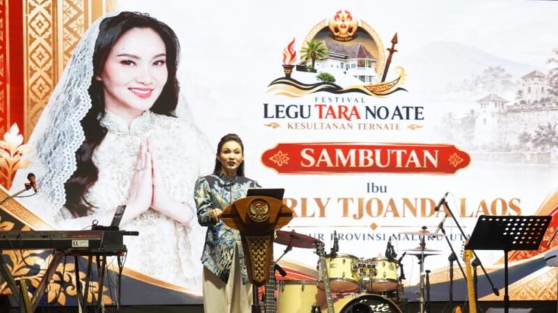 Gubernur Maluku Utara, Sherly Tjoanda Laos saat menutup Festival Legu Tara No Ate dan Musabaqah Tilawatil Quran (MTQ) Jaziratul Mulk di halaman Kedaton Kesultanan Ternate. || Foto : Kasedata.id