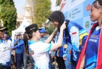 Pengalungan medali kepada para pemenang Kejuaraan Open Water Swimming 2026 di Pantai Falajawa, Kota Ternate. || Foto : Kasedata.id