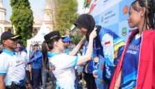 Pengalungan medali kepada para pemenang Kejuaraan Open Water Swimming 2026 di Pantai Falajawa, Kota Ternate. || Foto : Kasedata.id
