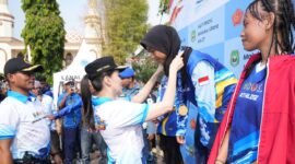 Pengalungan medali kepada para pemenang Kejuaraan Open Water Swimming 2026 di Pantai Falajawa, Kota Ternate. || Foto : Kasedata.id