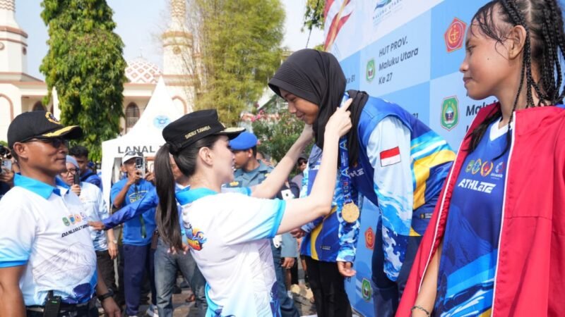 Pengalungan medali kepada para pemenang Kejuaraan Open Water Swimming 2026 di Pantai Falajawa, Kota Ternate. || Foto : Kasedata.id