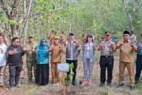 Gunernur Maluku Utara Sherly Tjoanda Laos bersama Wakil Menteri Kehutanan Rohmat Marzuki, Wakil Menteri PPPA Veronica Tan, Wali Kota Ternate, Kapolda dan Danramil 152/Baabullah usai melaksanakan kegiatan penanaman bibit pala di kawasan wisata hutan Pulo Tareba. || Foto : Kasedata.id
