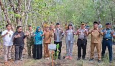 Gunernur Maluku Utara Sherly Tjoanda Laos bersama Wakil Menteri Kehutanan Rohmat Marzuki, Wakil Menteri PPPA Veronica Tan, Wali Kota Ternate, Kapolda dan Danramil 152/Baabullah usai melaksanakan kegiatan penanaman bibit pala di kawasan wisata hutan Pulo Tareba. || Foto : Kasedata.id