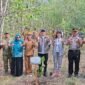 Gunernur Maluku Utara Sherly Tjoanda Laos bersama Wakil Menteri Kehutanan Rohmat Marzuki, Wakil Menteri PPPA Veronica Tan, Wali Kota Ternate, Kapolda dan Danramil 152/Baabullah usai melaksanakan kegiatan penanaman bibit pala di kawasan wisata hutan Pulo Tareba. || Foto : Kasedata.id