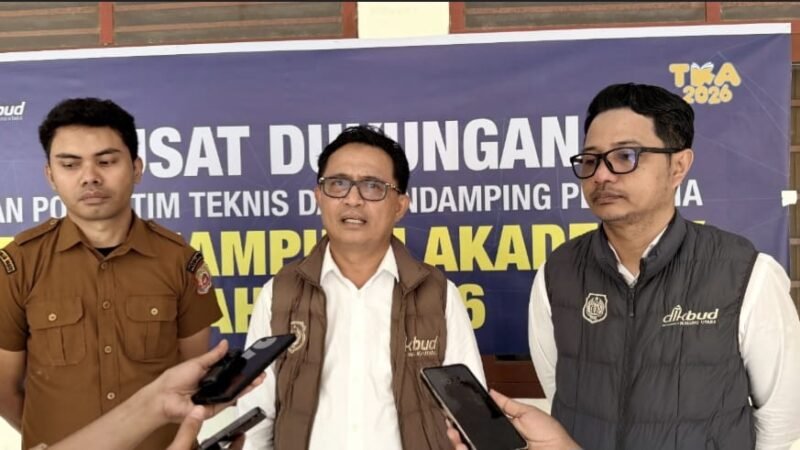 Kadikbud Maluku Utara, Abubakar Abdullah didampingi Sekretaris Dinas, Sofyan. || Foto : Kasedata.id