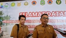 Kepala Pelaksana BPBD Maluku Utara, Fehby Alting didampingi Sekretaris BPBD Risval Tri Budiyanto. || Foto : Kasedata.id