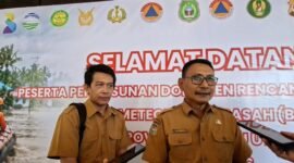 Kepala Pelaksana BPBD Maluku Utara, Fehby Alting didampingi Sekretaris BPBD Risval Tri Budiyanto. || Foto : Kasedata.id