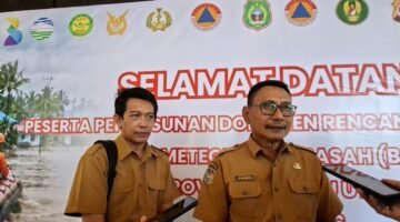 Kepala Pelaksana BPBD Maluku Utara, Fehby Alting didampingi Sekretaris BPBD Risval Tri Budiyanto. || Foto : Kasedata.id