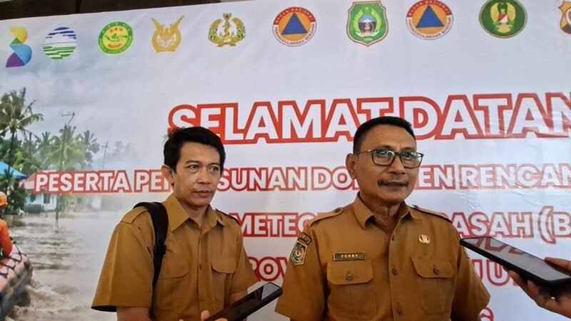 Kepala Pelaksana BPBD Maluku Utara, Fehby Alting didampingi Sekretaris BPBD Risval Tri Budiyanto. || Foto : Kasedata.id