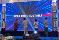 Wakil Gubernur Maluku Utara, H. Sarbin Sehe, didampingi Kepala DPMPTSP Malut, Nirwan M.T. Ali, dan Bupati Halmahera Utara, saat meresmikan peluncuran Gerbang Investasi Daerah dalam rangkaian North Moluccas Business Forum 2026. || Foto : Kasedata.id