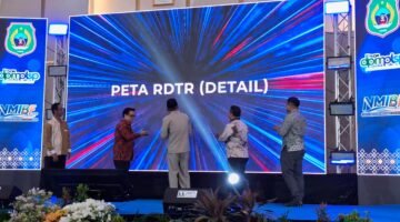 Wakil Gubernur Maluku Utara, H. Sarbin Sehe, didampingi Kepala DPMPTSP Malut, Nirwan M.T. Ali, dan Bupati Halmahera Utara, saat meresmikan peluncuran Gerbang Investasi Daerah dalam rangkaian North Moluccas Business Forum 2026. || Foto : Kasedata.id