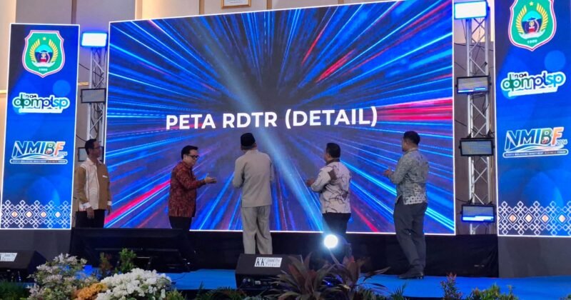 Wakil Gubernur Maluku Utara, H. Sarbin Sehe, didampingi Kepala DPMPTSP Malut, Nirwan M.T. Ali, dan Bupati Halmahera Utara, saat meresmikan peluncuran Gerbang Investasi Daerah dalam rangkaian North Moluccas Business Forum 2026. || Foto : Kasedata.id