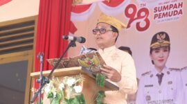 Kadikbud Provinsi Maluku Utara, Abubakar Abdullah, saat menjadi Inspektur Upacara (Irup) peringatan Hari Sumpah Pemuda di SMA Negeri 3 Halmahera Selatan, Desa Gitang. || Foto : Kasedata.id