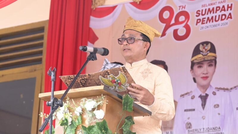 Kadikbud Provinsi Maluku Utara, Abubakar Abdullah, saat menjadi Inspektur Upacara (Irup) peringatan Hari Sumpah Pemuda di SMA Negeri 3 Halmahera Selatan, Desa Gitang. || Foto : Kasedata.id