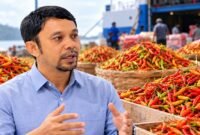 Kepala Disperindag Maluku Utara, Ronny Saleh, saat memberikan keterangan terkait kedatangan 7 ton pasokan rica nona untuk menekan lonjakan harga cabai di Maluku Utara. || Foto : Kasedata.id