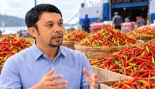 Kepala Disperindag Maluku Utara, Ronny Saleh, saat memberikan keterangan terkait kedatangan 7 ton pasokan rica nona untuk menekan lonjakan harga cabai di Maluku Utara. || Foto : Kasedata.id