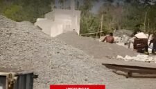 Pengerukan material sirtu di Sungai Ake Dolik, Desa Dolik, menjadi perhatian oleh BWS Maluku Utara [dok : kasedata]