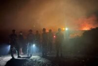 Personel Kodam XXVIII/Moloku Kie Raha saat melakukan pemantauan terhadap titik karhutla di lokasi TPA Takome 