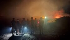 Personel Kodam XXVIII/Moloku Kie Raha saat melakukan pemantauan terhadap titik karhutla di lokasi TPA Takome