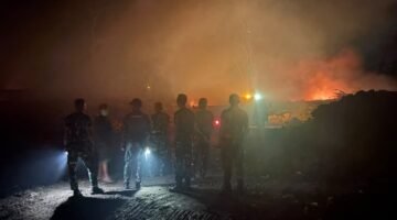 Personel Kodam XXVIII/Moloku Kie Raha saat melakukan pemantauan terhadap titik karhutla di lokasi TPA Takome 