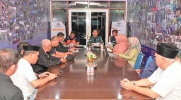 Sekda Kota Ternate Rizal Marsaoly, saat memimpin rapat tim penanganan Karhutla TPA Takome dan Sulamadaha [dok : kasedata]