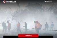 Upaya tim gabungan memadamkan sisa api bawah tanah TPA Takome Kota Ternate [dok : istimewa]