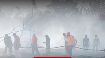 Upaya tim gabungan memadamkan sisa api bawah tanah TPA Takome Kota Ternate [dok : istimewa]