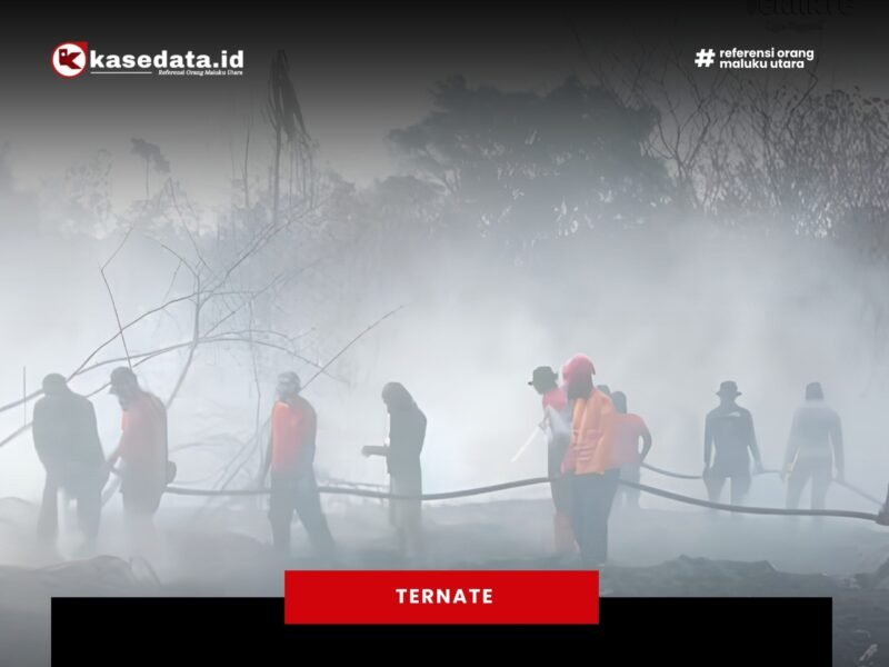 Upaya tim gabungan memadamkan sisa api bawah tanah TPA Takome Kota Ternate [dok : istimewa]