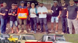 Ternate Jeep Community (TJC) saat menyaluarkan bantuan logistik ke petugas karhutla di TPA Takome [dok : kasedata]