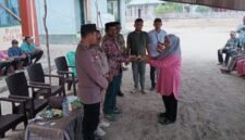 Sertijab dari kepala desa sebelumnya Idham Usia kepada penjabat kepala desa yang baru Siti Hawa Kedafota [dok : karno/kasedata]