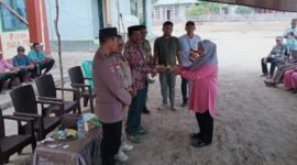 Sertijab dari kepala desa sebelumnya Idham Usia kepada penjabat kepala desa yang baru Siti Hawa Kedafota [dok : karno/kasedata]