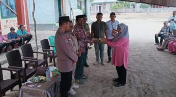 Sertijab dari kepala desa sebelumnya Idham Usia kepada penjabat kepala desa yang baru Siti Hawa Kedafota [dok : karno/kasedata]