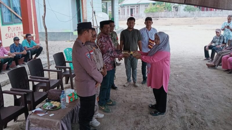 Sertijab dari kepala desa sebelumnya Idham Usia kepada penjabat kepala desa yang baru Siti Hawa Kedafota [dok : karno/kasedata]