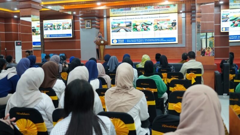 Sekda Kota Ternate, Dr. Rizal Marsaoly, saat menjadi pemateri pada peringatan Hari Pangan Sedunia yang dirangkaikan dengan peringatan satu dekade Perhimpunan Ahli Teknologi Pangan Indonesia (PATPI) Ternate di Aula Nuku Kampus Unkhair