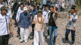 Kepala Dinas PUPR Maluku Utara, Risman Iriyanto Djafar mendampingi Gubernur Sherly Tjoanda Laos dalam kunjungan kerja di Pulau Makean. || Foto : Kasedata.id