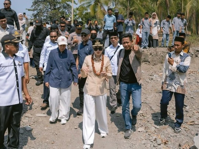 Kepala Dinas PUPR Maluku Utara, Risman Iriyanto Djafar mendampingi Gubernur Sherly Tjoanda Laos dalam kunjungan kerja di Pulau Makean. || Foto : Kasedata.id