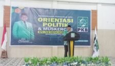 Sekda Muhlis Soamole saat memberikan sambutan pada kegiatan pengukuhan DPC PKB Kepulauan Sula [dok : karno/kasedata]