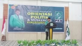 Sekda Muhlis Soamole saat memberikan sambutan pada kegiatan pengukuhan DPC PKB Kepulauan Sula [dok : karno/kasedata]