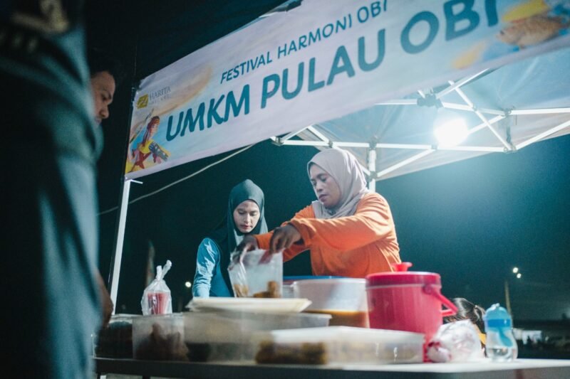 Aktivitas ekonomi pelaku UMKM di Festival Harmoni Obi (FHO) 2026.