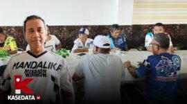 Ketua Harian IMI Malut sekaligus Ketua Phyton Racing Team, Abdurahim Achmad bersama pengurus klub yang walk out  saat menggelar pertemuan [dok : kasedata] 